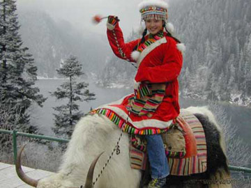 用藏飾征服歐洲的女留學生趙雪(圖片來源:資料圖) 用藏飾征服歐洲的女留學生趙雪(圖片來源:資料圖)